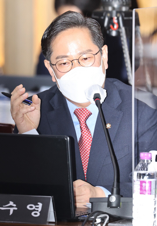 지난 10월18일 경기도 수원시 경기도청에서 열린 국회 행정안전위원회의 경기도 대상 국정감사에서 박수영 국민의힘 의원이 질의하고 있다.경기사진공동취재단·연합뉴스